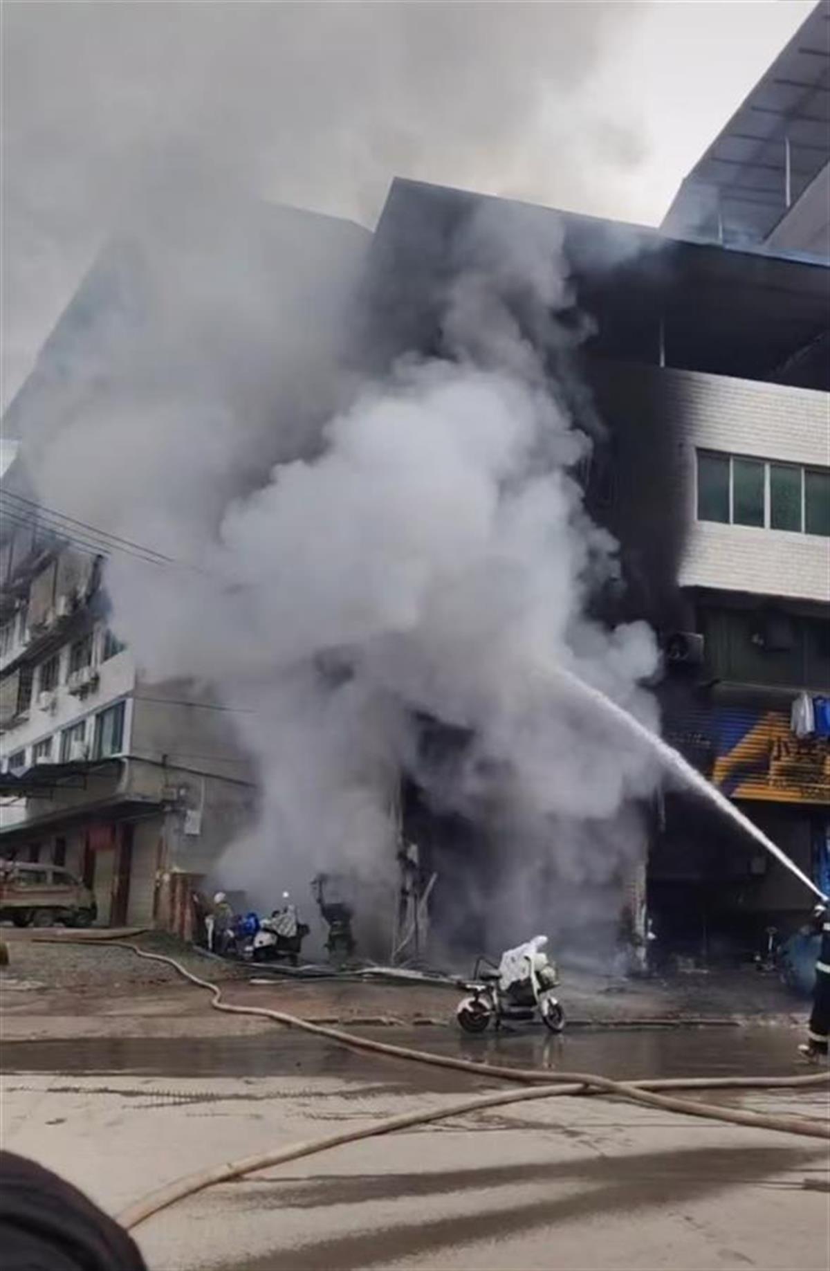 四川内江一汽修店起火 致1死(图1)